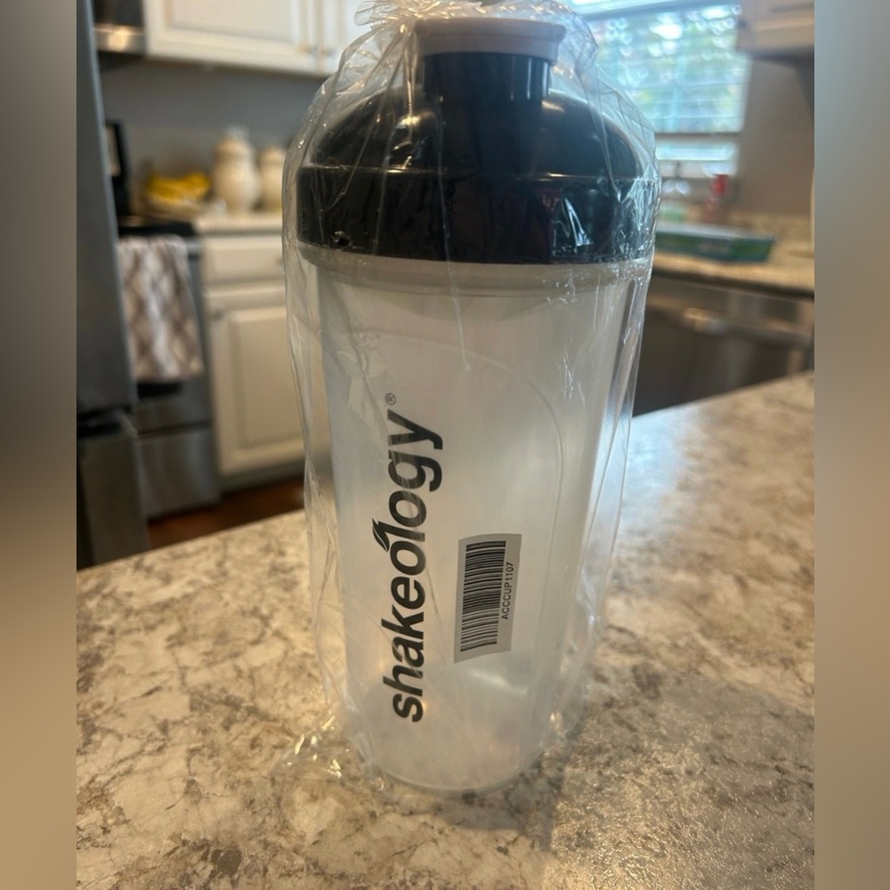 Beach Body Shakeology shaker bottle NEW